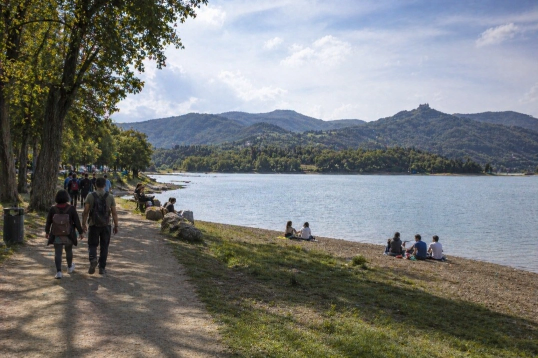 Day trips from Florence, Italy – walkers near a lake and low hills